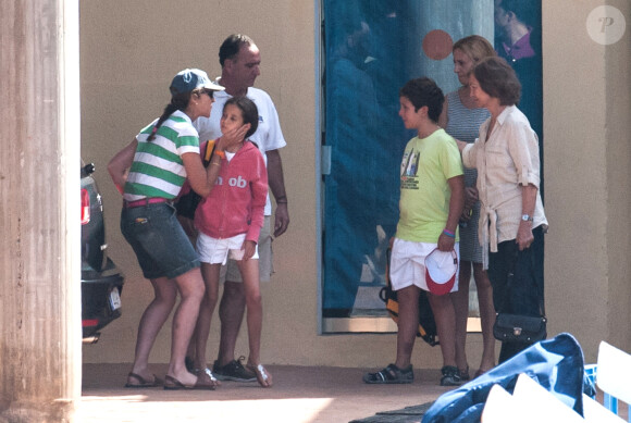 Elena d'Espagne amène ses enfants Felipe et Victoria au club nautique de Palma de Majorque avec la reine Sofia le 1er août 2012