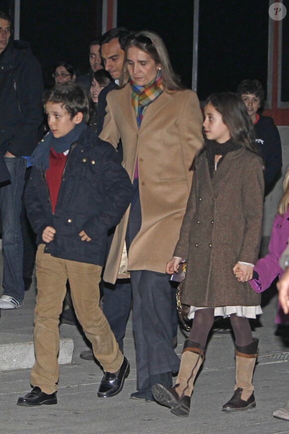 L'infante Elena d'Espagne et ses enfants Felipe et Victoria de sortie pour une représentation du Cirque du Soleil en décembre 2011