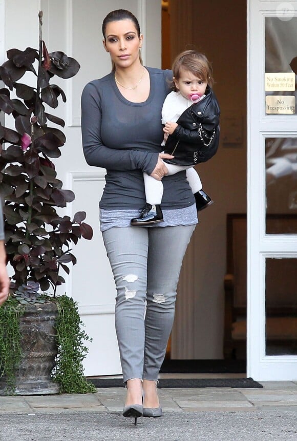 Kourtney Kardashian va faire du shopping avec sa soeur Kim et sa fille Penelope à Beverly Hills, le 16 décembre 2013.