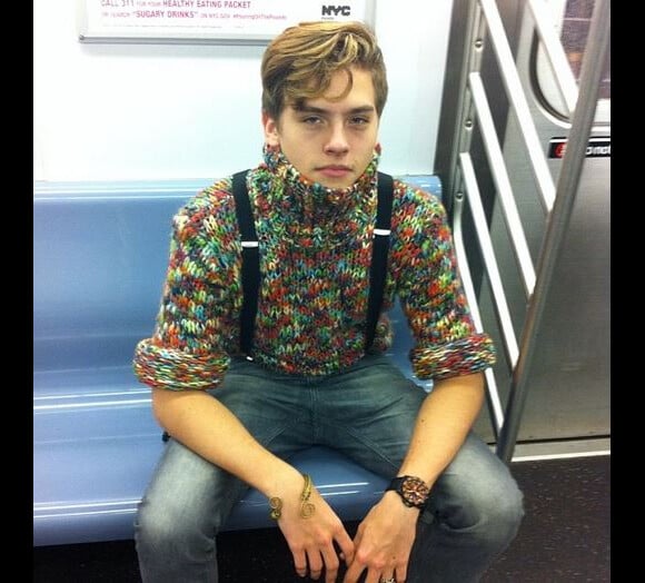 Dylan Sprouse prend la pose dans le métro new-yorkais, le 10 décembre 2013.