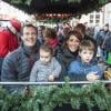 Toute la famille à bord du petit train de Noël ! Le prince Joachim et la princesse Marie de Danemark visitaient le 15 décembre 2013 avec leurs enfants le prince Henrik (4 ans) et la princesse Athena (bientôt 2 ans) le village de Noël de Tonder, non loin de leur domicile de Schackenborg.