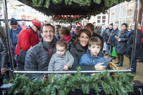 Toute la famille à bord du petit train de Noël ! Le prince Joachim et la princesse Marie de Danemark visitaient le 15 décembre 2013 avec leurs enfants le prince Henrik (4 ans) et la princesse Athena (bientôt 2 ans) le village de Noël de Tonder, non loin de leur domicile de Schackenborg.