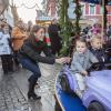 Athena commence les cours de conduite ! Le prince Joachim et la princesse Marie de Danemark visitaient le 15 décembre 2013 avec leurs enfants le prince Henrik (4 ans) et la princesse Athena (bientôt 2 ans) le village de Noël de Tonder, non loin de leur domicile de Schackenborg.