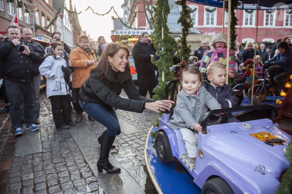 Athena commence les cours de conduite ! Le prince Joachim et la princesse Marie de Danemark visitaient le 15 décembre 2013 avec leurs enfants le prince Henrik (4 ans) et la princesse Athena (bientôt 2 ans) le village de Noël de Tonder, non loin de leur domicile de Schackenborg.