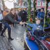 Entre Henrik et les bolides, ça roule déjà ! Le prince Joachim et la princesse Marie de Danemark visitaient le 15 décembre 2013 avec leurs enfants le prince Henrik (4 ans) et la princesse Athena (bientôt 2 ans) le village de Noël de Tonder, non loin de leur domicile de Schackenborg.