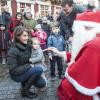Une rencontre intimidante avec le Père Noël pour la petite Athena. Le prince Joachim et la princesse Marie de Danemark visitaient le 15 décembre 2013 avec leurs enfants le prince Henrik (4 ans) et la princesse Athena (bientôt 2 ans) le village de Noël de Tonder, non loin de leur domicile de Schackenborg.