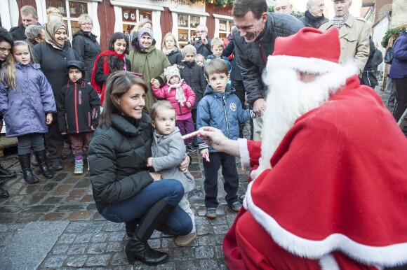Une rencontre intimidante avec le Père Noël pour la petite Athena. Le prince Joachim et la princesse Marie de Danemark visitaient le 15 décembre 2013 avec leurs enfants le prince Henrik (4 ans) et la princesse Athena (bientôt 2 ans) le village de Noël de Tonder, non loin de leur domicile de Schackenborg.