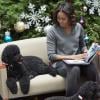 Michelle Obama en compagnie de ses chiens Bo et Sunny et du Père Noël lors d'une lecture du conte de Noël The Night Before Christmas au Children's National Medical Center de Washington, le 16 décembre 2013