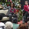 Michelle Obama en compagnie de ses chiens Bo et Sunny et du Père Noël lors d'une lecture du conte de Noël The Night Before Christmas au Children's National Medical Center de Washington, le 16 décembre 2013