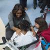 Michelle Obama en compagnie de ses chiens Bo et Sunny et du Père Noël lors d'une lecture du conte de Noël The Night Before Christmas au Children's National Medical Center de Washington, le 16 décembre 2013