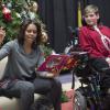 Michelle Obama en compagnie de ses chiens Bo et Sunny lors d'une lecture du conte de Noël The Night Before Christmas au Children's National Medical Center de Washington, le 16 décembre 2013