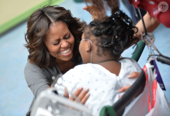 Michelle Obama a échangé quelques câlins avec les enfants après une lecture du conte de Noël The Night Before Christmas au Children's National Medical Center de Washington, le 16 décembre 2013