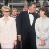 Roger Hanin, Christine Gouze-Rénal et Danielle Mitterrand au Festival de Cannes, mai 1990.