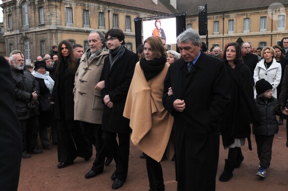 Jean-Christophe et Gilbert Mitterrand aux obsèques de leur mère, Danielle Mitterrand, dans le parc de l'abbaye de Cluny, le 26 novembre 2011.