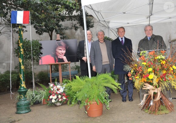 Jean-Christophe et Gilbert Mitterrand à l'inauguration du square "Danielle Mitterrand" au 20 rue de Bièvre à Paris le 8 mars 2013.