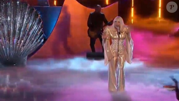 Lady Gaga a chanté pour la première fois avec Christina Aguilera sur le plateau du télé-crochet The Voice US, le 17 décembre 2013.