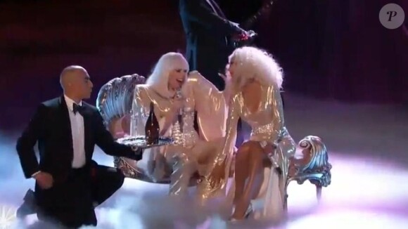 Lady Gaga et Christina Aguilera en duo pour première fois sur le plateau du télé-crochet The Voice US, le 17 décembre 2013. Les chanteuses ont interprété Do What U Want, le tube de la Mother Monster.