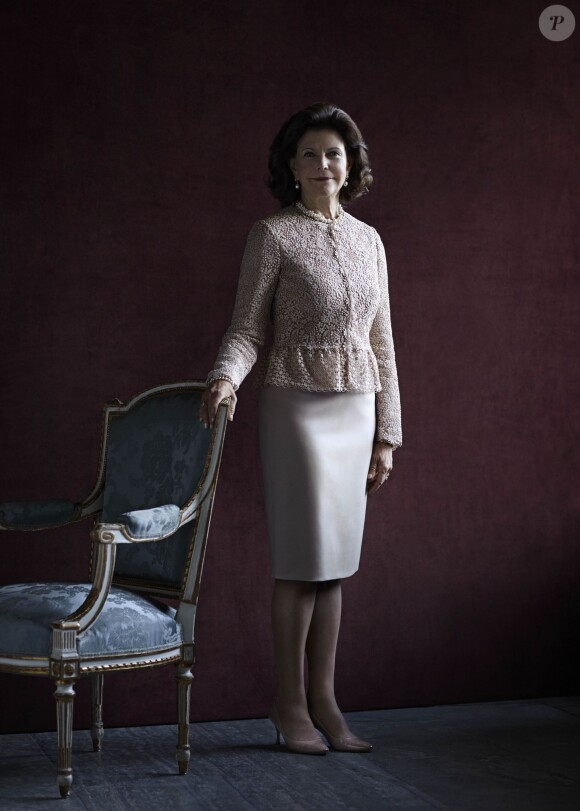 La reine Silvia de Suède posant en novembre 2013 devant la photographe Julia Hetta pour un portrait officiel de ses 70 ans dévoilé à quelques jours de son anniversaire le 23 décembre 2013