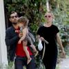 Jason Schwartzman portant sa fille Marlowe, avec sa femme Brady à Los Angeles le 26 août 2012