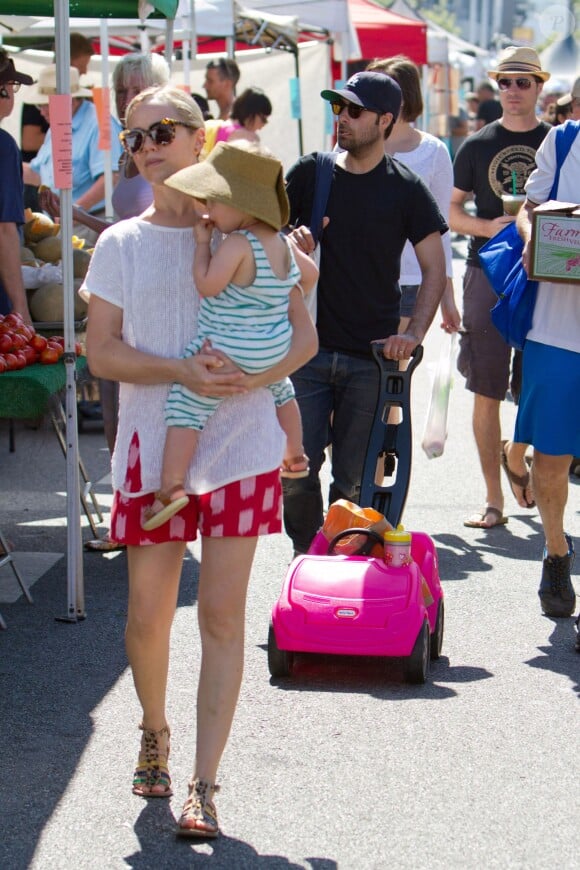 Jason Schwartzman et sa femme Brady avec leur fille Marlowe à Los Angeles le 5 août 2012