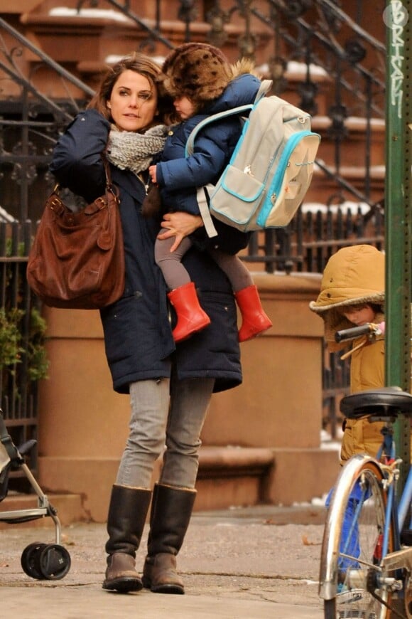Keri Russell se balade avec ses enfants Willa Lou et River Russell à New York, le 19 décembre 2013.