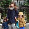 Kerri Russell et ses enfants Willa Lou et River Russell Deary s'amusent dans les rues de New York, le 18 décembre 2013.