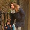 Keri Russell avec ses enfants Willa Lou et River Russell dans les rues de New York, le 18 décembre 2013.