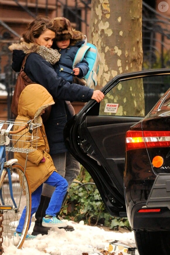 Keri Russell avec ses enfants Willa Lou et River Russell dans les rues de New York, le 18 décembre 2013.