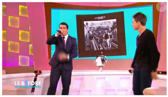 Thomas Thouroude rappe avec Nekfeu et S-Crew, sur le plateau de l'émission Le Before du Grand Journal, le jeudi 3 octobre 2013.