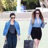 Kourtney & Khloé, rouge foncé ultratendance sur les lèvres pour une virée shopping