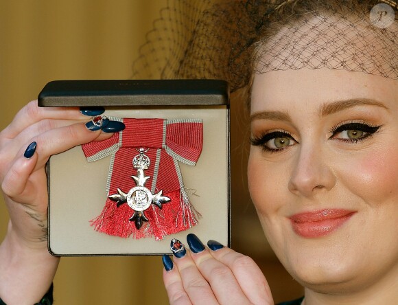 La chanteuse Adele Adkins a été honorée par le prince Charles, du prestigieux titre honorifique de l'Ordre de l'Empire britannique, lors d'une cérémonie à Buckingham Palace, à Londres, le 19 décembre 2013.