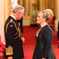 Adele : Hilare et royale jusqu'au bout des ongles devant le prince Charles