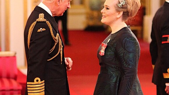 Adele : Hilare et royale jusqu'au bout des ongles devant le prince Charles