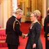 Adele a été honorée par le prince Charles, du prestigieux titre honorifique de l'Ordre de l'Empire britannique, lors d'une cérémonie à Buckingham Palace, à Londres, le 19 décembre 2013.