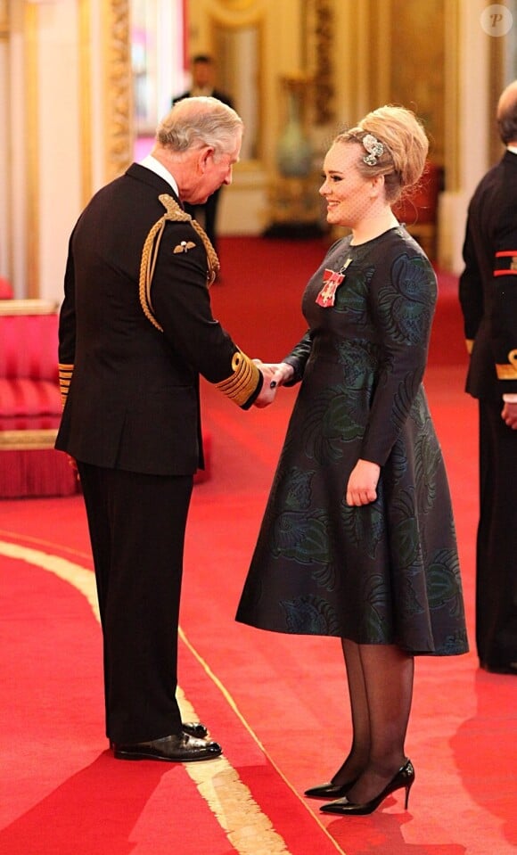 Adele a été honorée par le prince Charles, du prestigieux titre honorifique de l'Ordre de l'Empire britannique, lors d'une cérémonie à Buckingham Palace, à Londres, le 19 décembre 2013.