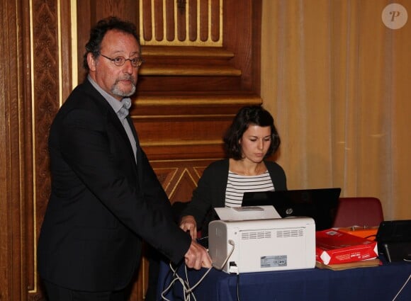 Le comédien Jean Reno à la vente aux enchères caritative "Solidarité Fukushima" organisée par Kenzo à Paris le 19 décembre 2013.