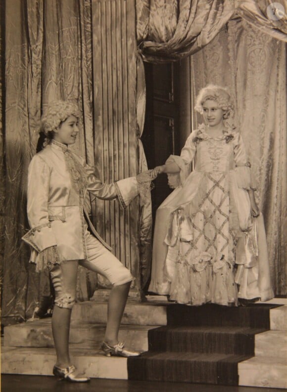 La princesse Elizabeth (future Elizabeth II) et la princesse Margaret dans la pièce Aladdin en 1943 à Windsor
