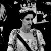 Le prince Charles entre le reine mère et la princesse Margaret à l'abbaye de Westminster le 2 juin 1953 lors du couronnement de sa mère la reine Elizabeth II.