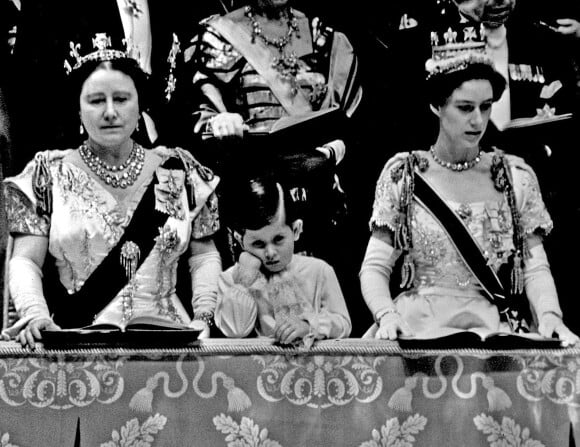 <p>Le prince Charles entre le reine mère et la princesse Margaret à l'abbaye de Westminster le 2 juin 1953 lors du couronnement de sa mère la reine Elizabeth II.</p>