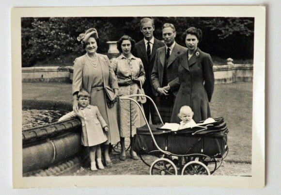 Le prince Charles enfant, la reine mère, la princesse Margaret, le prince Philip, le roi George VI, la princesse Anne bébé et la princesse Elizabeth (future Elizabeth II) : photo de famille en 1951.
