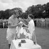 La princesse Margaret remettant au duc d'Edimbourg la Coupe Duc de Sutherland lors d'un tournoi de polo en juin 1954