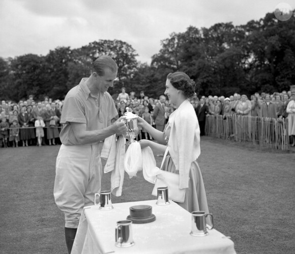 La princesse Margaret remettant au duc d'Edimbourg la Coupe Duc de Sutherland lors d'un tournoi de polo en juin 1954
