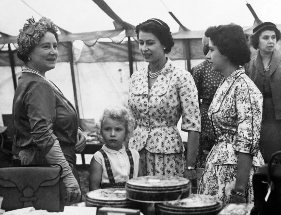 La reine mère, la princesse Anne, la reine Elizabeth II et la princesse Margaret le 20 août 1955.
