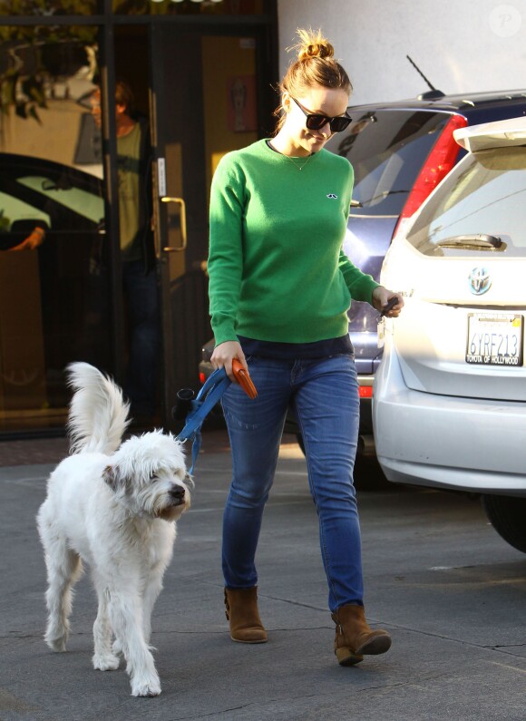Olivia Wilde, enceinte, dépose son chien dans un camp pour animaux domestique à Los Angeles, le 20 décembre 2013.