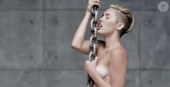 La sexy Miley Cyrus dans le clip de son nouveau single Wrecking Ball.