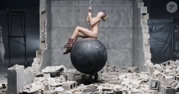 La chanteuse Miley Cyrus dans le clip de son nouveau single Wrecking Ball.