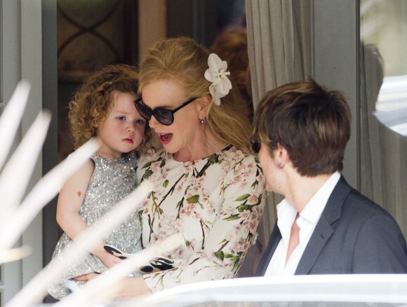 Nicole Kidman florale et protectrice avec sa fille de deux ans, Faith, alors qu'elle célèbre les Noces de ses parents avec Keith Urban à Sydney, le 22 décembre 2012.