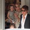 Nicole Kidman florale avec sa fille de deux ans, Faith, alors qu'elle célèbre les Noces de ses parents avec Keith Urban à Sydney, le 22 décembre 2012.