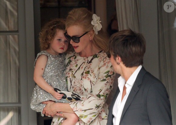 Nicole Kidman porte sa fille de deux ans, Faith, aux côtés de Keith Urban à Sydney, le 22 décembre 2012.