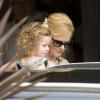 Nicole Kidman avec sa fille de deux ans, Faith, alors qu'elle célèbre les Noces de ses parents avec Keith Urban à Sydney, le 22 décembre 2012.